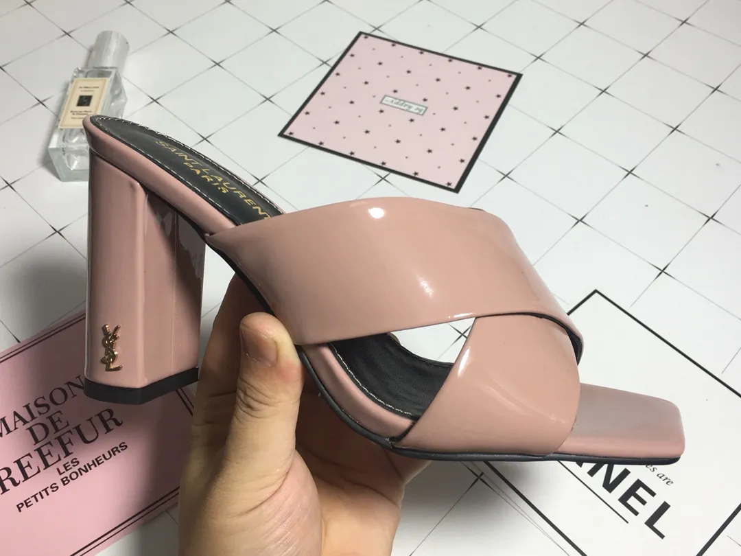 👟👟Ex-factory price 340👟👟 Genuine leather base +40 7CM heel cow patent leather series. 2018 Saint Laurent YSL’s strongest new cross-strap slippers are available in two heel heights. They are 7CM and 9CM respectively. The fabric is made of cowhide. The lining is made of first-layer sheepskin. Size: 34-41 (size 42 can be customized). It is very stable when walking and does not lose its heel.